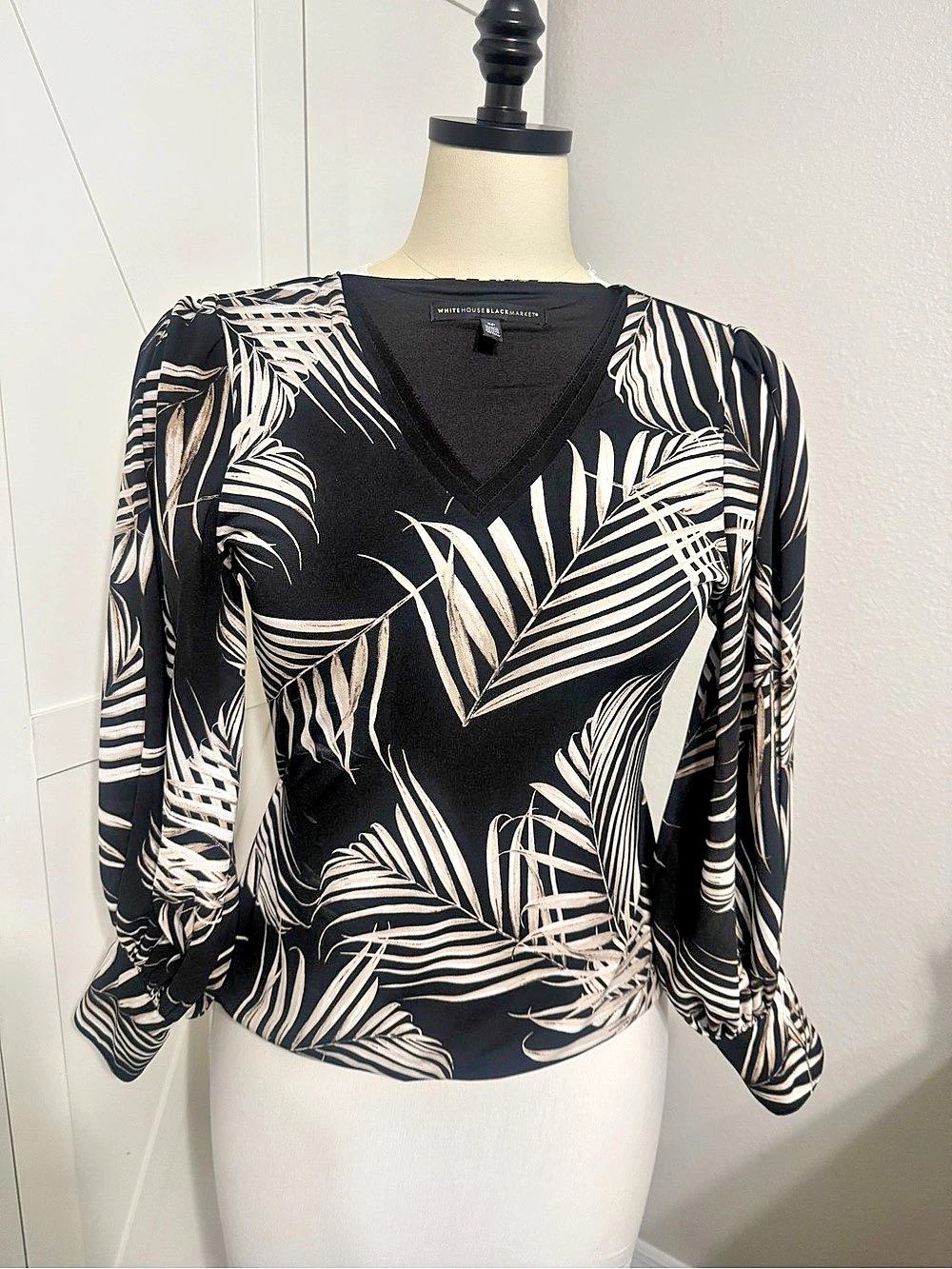 White House Black Market Black & White Long Sleeve Blouse Size SP Like New